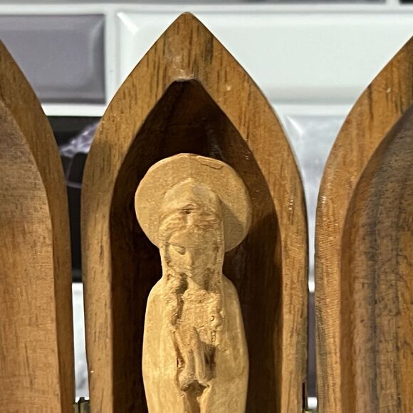 Blessed Virgin Mary Wood Carving 3-D Encased Hinged Capsule Made in Italy - Picture 14 of 17